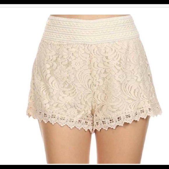 Ambiance cream/offwhite lace shorts size medium - Picture 2 of 4